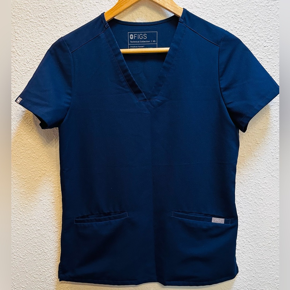 Woman’s Figs Casma Three-Pocket Scrub Top, XS, Navy